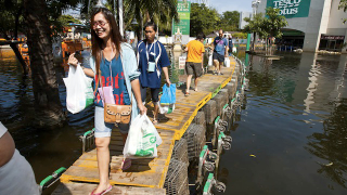 Illustration for article titled The Ingenuity of Thailand During Their Massive Flood Is Very Impressive